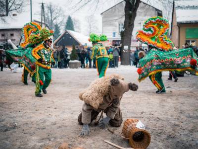 Mikołaje, Dziady i Niedźwiedzie, czyli o rozrywkach w zimowy czas